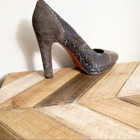 Marc by Marc Jacobs Logo Plaque Pumps - Picture 4 of 11